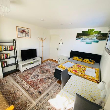Two Bedrooms,Dining Area And Bathroom With Private Entrance Котка Екстериор снимка