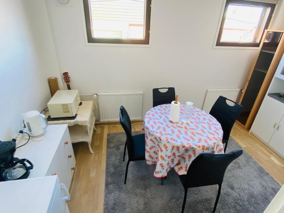Two Bedrooms,Dining Area And Bathroom With Private Entrance Котка Екстериор снимка