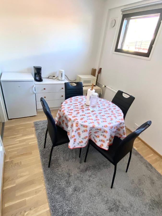 Two Bedrooms,Dining Area And Bathroom With Private Entrance Котка Екстериор снимка