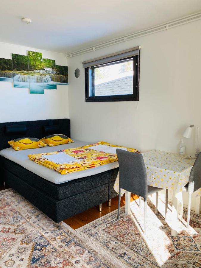 Two Bedrooms,Dining Area And Bathroom With Private Entrance Котка Екстериор снимка
